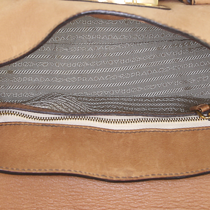 Bolso de mano Prada Antic Buckles en cuero marrón - Detail D2