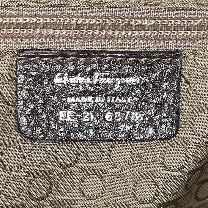 Bolso bandolera Salvatore Ferragamo modelo pequeño en cuero granulado marrón - Detail D4