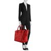Bolso de mano Celine Luggage modelo mediano en cuero rojo y junco negro - Detail D1 thumbnail