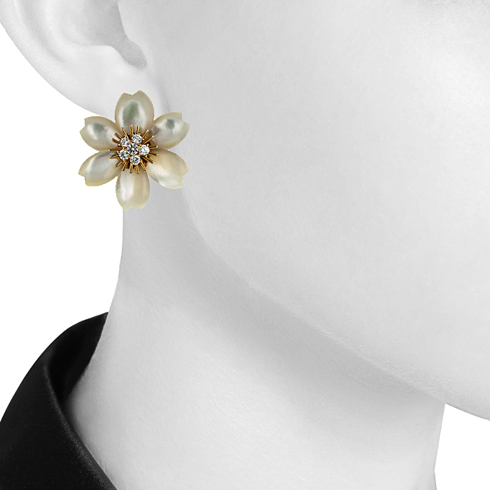 Paire de clips d'oreilles Van Cleef & Arpels, Rose de Noel grand modèle en or jaune,  nacre et diamants - Detail D1