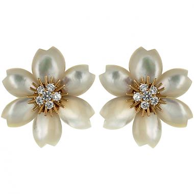 Paire de clips d'oreilles Van Cleef 
Arpels, Rose de Noel grand modèle en or jaune,  nacre et diamants