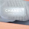 Sac bandoulière Chanel Boy en cuir grainé rose - Detail D4 thumbnail