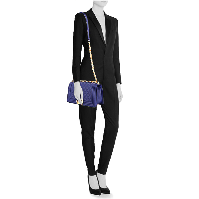 Bolso de mano Chanel Boy en cuero azul - Detail D2