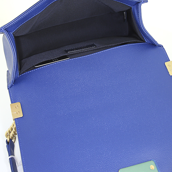 Chanel Boy handbag in blue leather - Detail D3