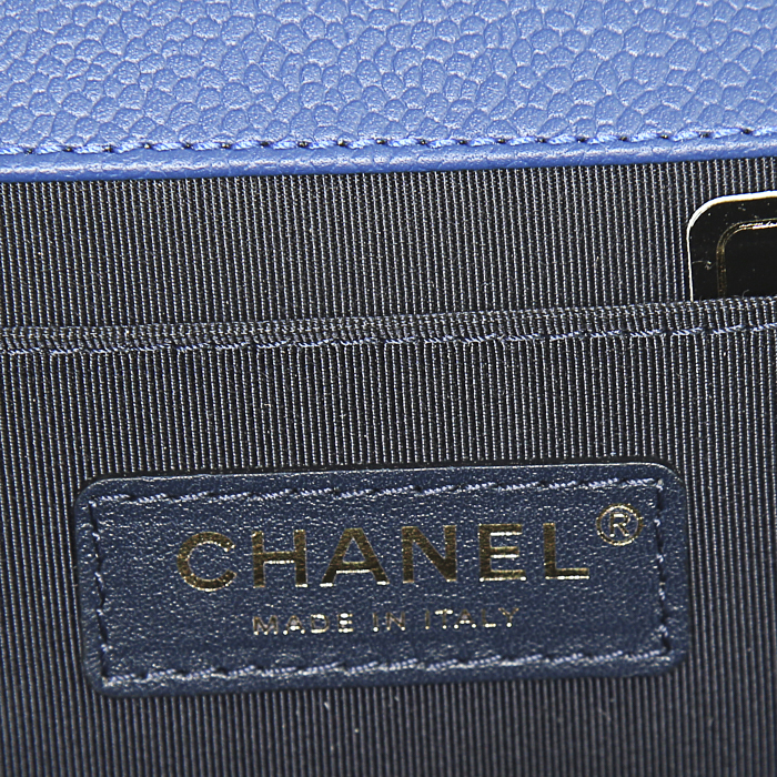 Sac à main Chanel Boy en cuir bleu - Detail D4
