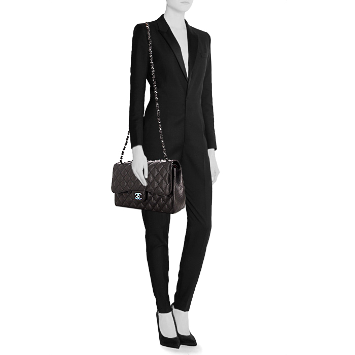 Bolso de mano Chanel Timeless jumbo en cuero granulado negro - Detail D2