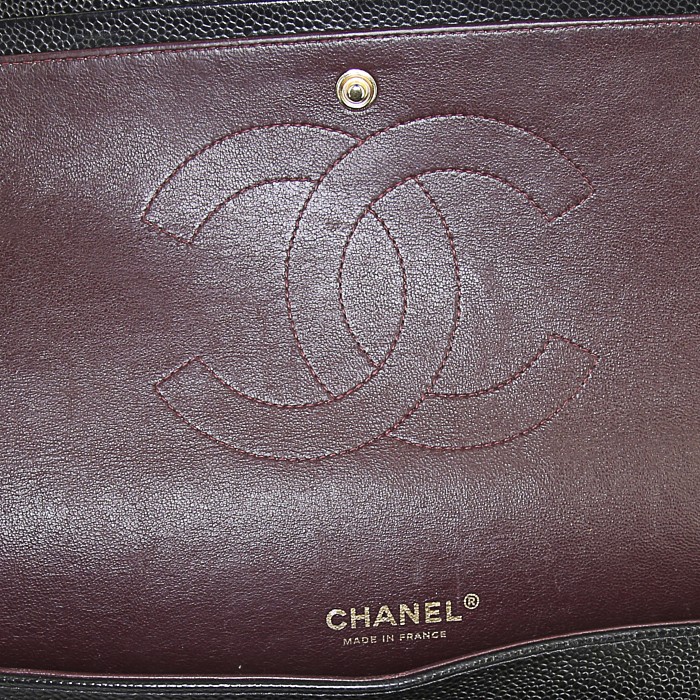 Bolso de mano Chanel Timeless Maxi Jumbo en cuero granulado acolchado negro - Detail D4