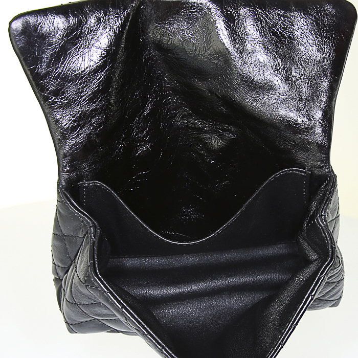 Bolsito de mano Chanel Mini 2.55 en cuero acolchado negro - Detail D1
