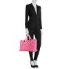 Shopping bag Bottega Veneta Fourre-tout modello medio in pelle intrecciata rosa e tela bianca - Detail D1 thumbnail