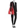 Bolso para llevar al hombro Louis Vuitton Grand Noé modelo grande en cuero Epi rojo - Detail D1 thumbnail