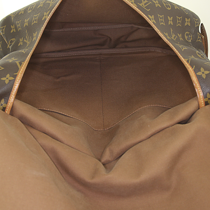 Sac bandoulière Louis Vuitton Saumur taille XL en toile monogram enduite marron et cuir naturel - Detail D2