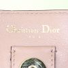 Sac à main Dior Diorissimo grand modèle en cuir grainé beige - Detail D4 thumbnail