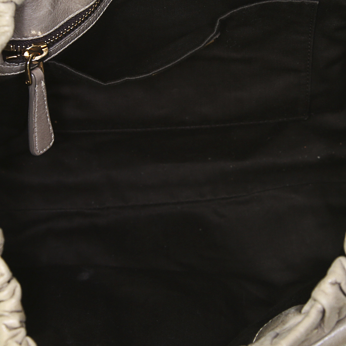 Bolso de mano Miu Miu en cuero beige - Detail D3