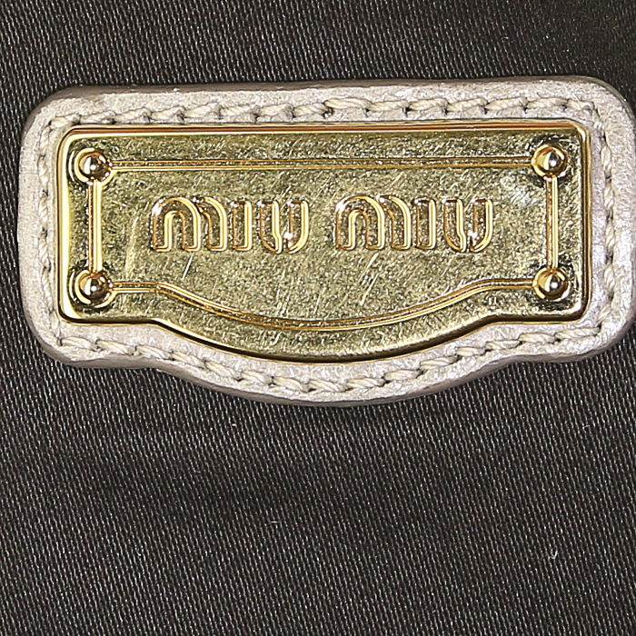 Bolso de mano Miu Miu en cuero beige - Detail D4