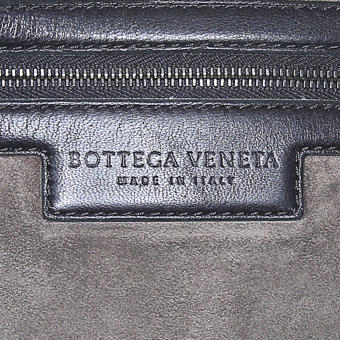 Sac bandoulière Bottega Veneta Messenger en cuir intrecciato noir - Detail D3