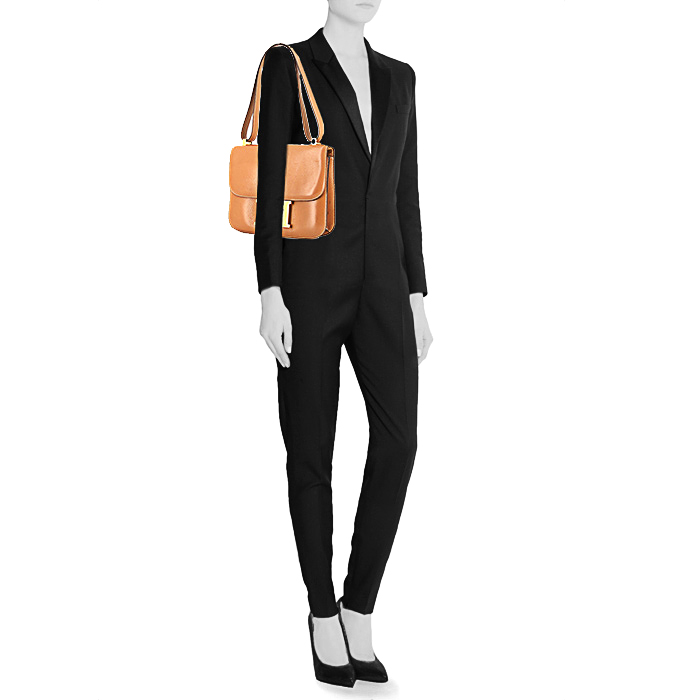 Bolso de mano Hermes Constance 24 cm en cuero box color oro - Detail D1