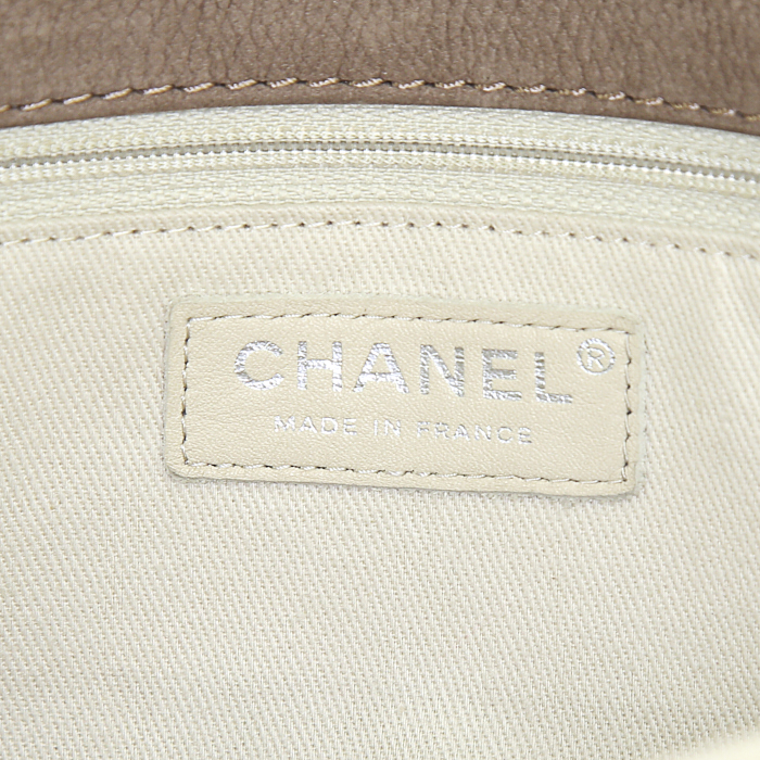Bolso de mano Chanel Timeless en ante acolchado marrón - Detail D4