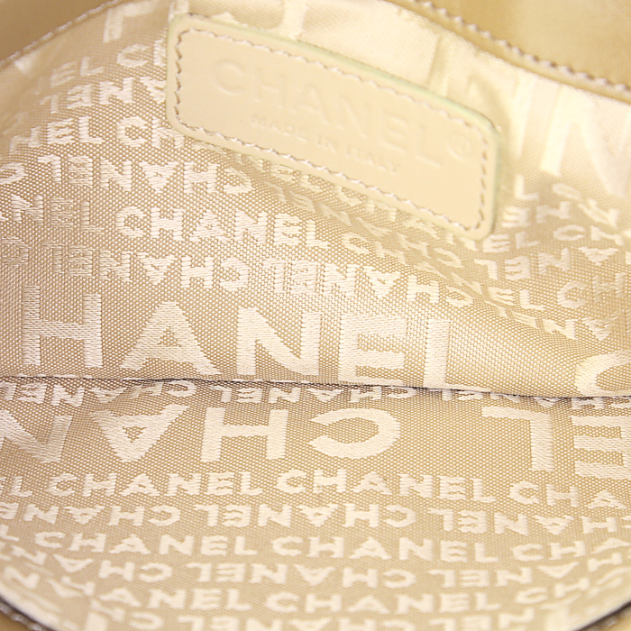 Pochette Chanel en daim beige - Detail D2