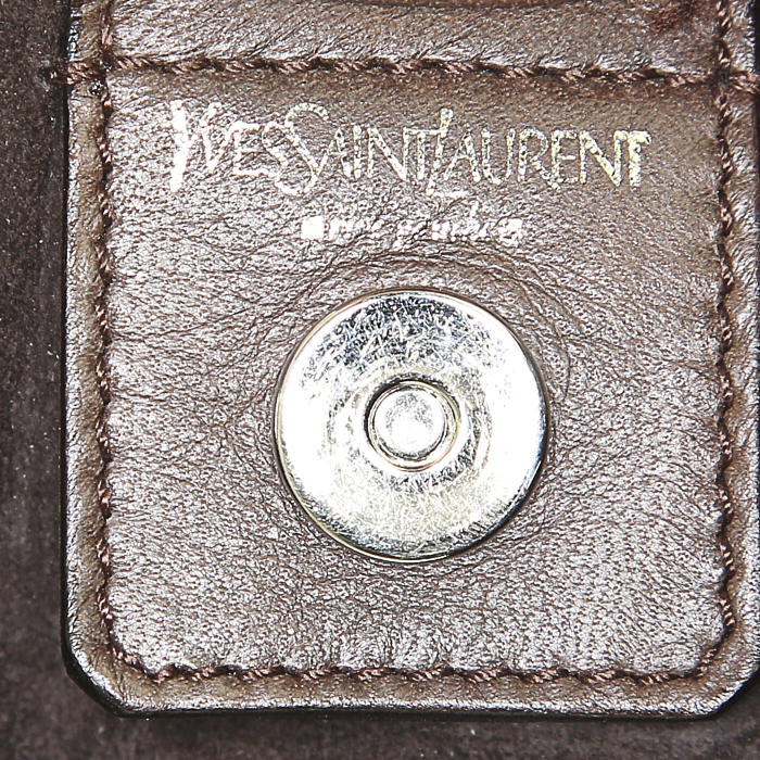 Bolso de mano Yves Saint Laurent Mombasa en cuero marrón - Detail D4