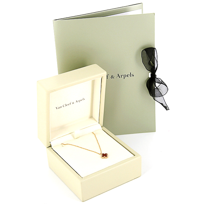 Collier Van Cleef & Arpels Sweet Alhambra en or rose et cornaline - Detail D2