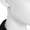 Orecchini a perno Chaumet Lien in oro bianco e diamanti - Detail D1 thumbnail