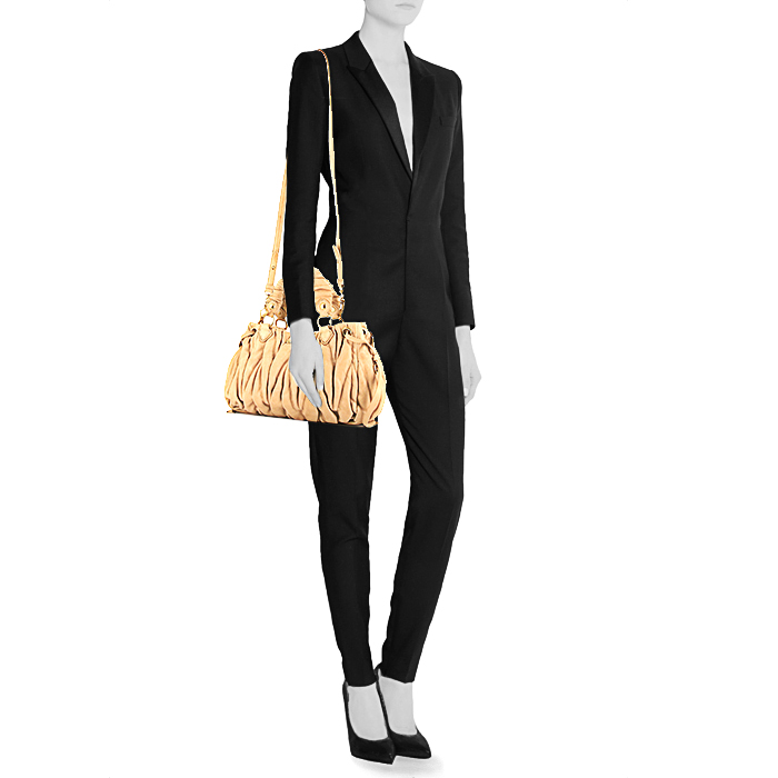 Miu Miu handbag in beige leather - Detail D2