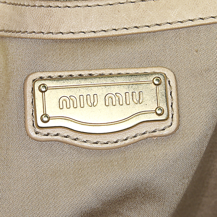 Sac à main Miu Miu en cuir beige - Detail D4