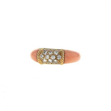 Sortija época años 80 Van Cleef 
Arpels Philippine en oro amarillo,  diamantes y coral rosa