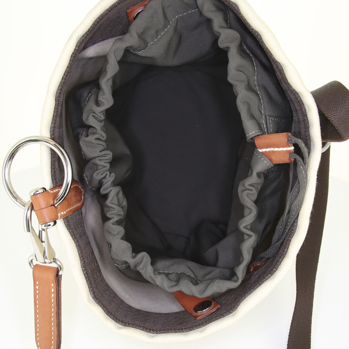 Sac bandoulière Hermès Sellier en toile beige-écru et marron et cuir naturel - Detail D3