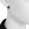 Paire de clous d'oreilles Boucheron Tentation Macaron en or blanc,  rubis et saphirs - Detail D1 thumbnail