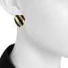 Tiffany & Co 1970's earrings for non pierced ears in yellow gold and onyx - Detail D1 thumbnail