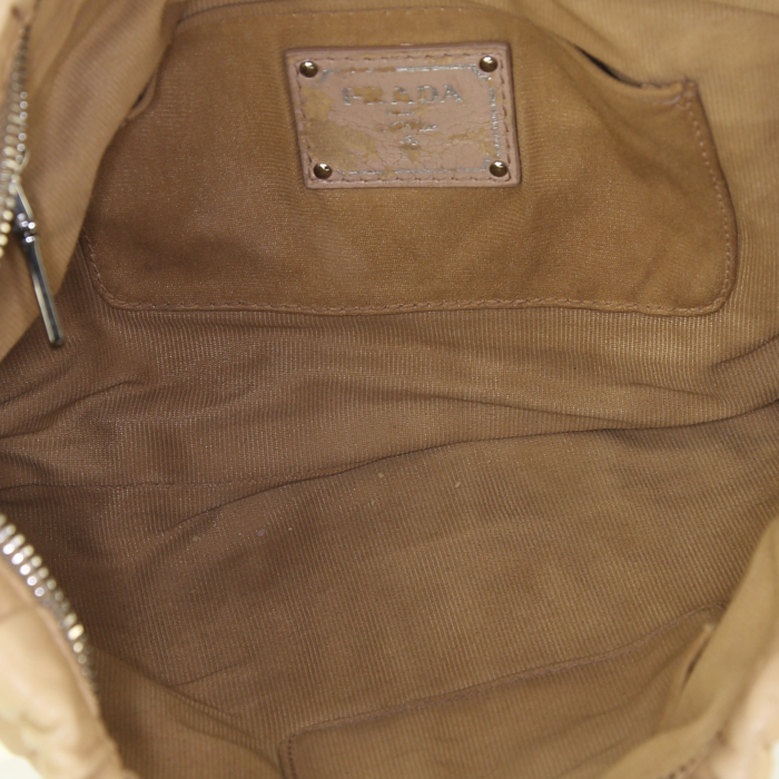 Bolsito de mano Prada Gaufre en cuero beige - Detail D2
