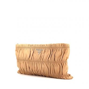 Bolsito de mano Prada Gaufre en cuero beige