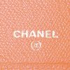 Billetera Chanel en cuero granulado naranja - Detail D3 thumbnail