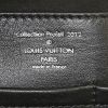 Sac à main Louis Vuitton Revelation Néo en cuir monogram empreinte vert - Detail D4 thumbnail