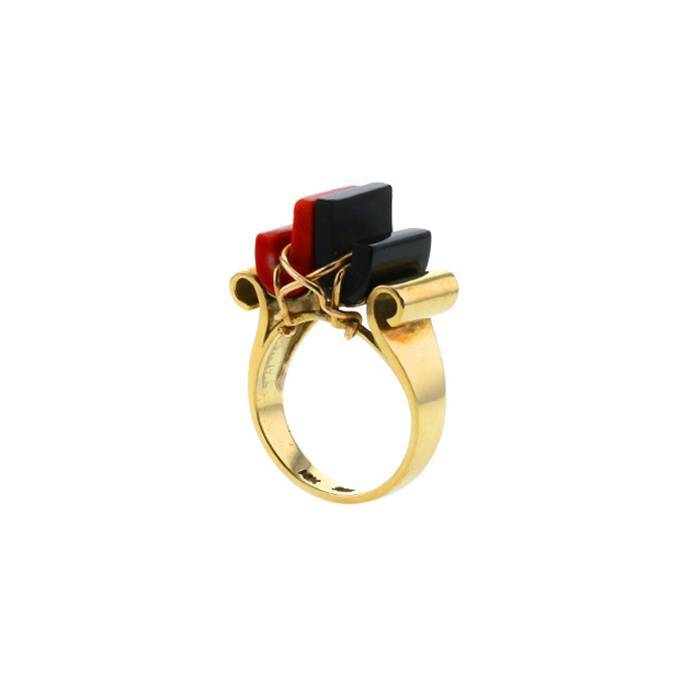Vintage 1970's ring in 14 carats yellow gold,  onyx and coral - 00pp