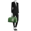Bolso de mano Louis Vuitton Speedy 40 cm en cuero Epi verde - Detail D1 thumbnail