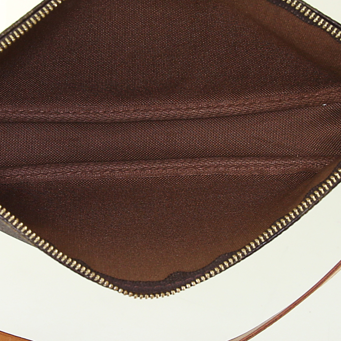 Bolsito de mano Louis Vuitton en lona Monogram revestida y cuero natural - Detail D2