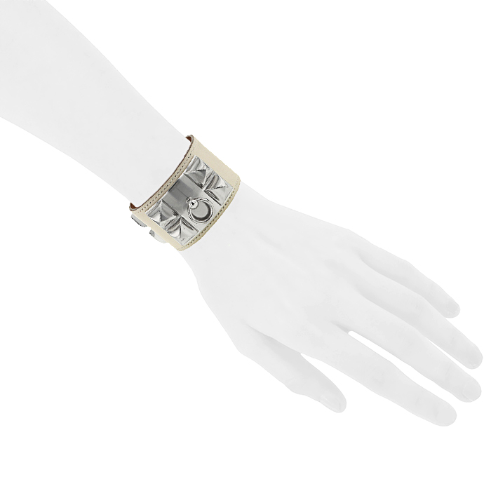Bracelet manchette Hermes Médor en palladium et cuir crème - Detail D1