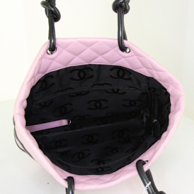 Sac cabas Chanel Cambon petit modèle en cuir matelassé rose et cuir noir - Detail D2