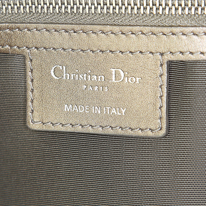 Sac à main Dior Panarea grand modèle en toile cannage gris métallisé et cuir mordoré - Detail D3