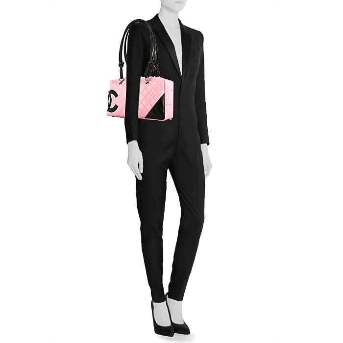 Sac à main Chanel Cambon en cuir matelassé rose - Detail D1