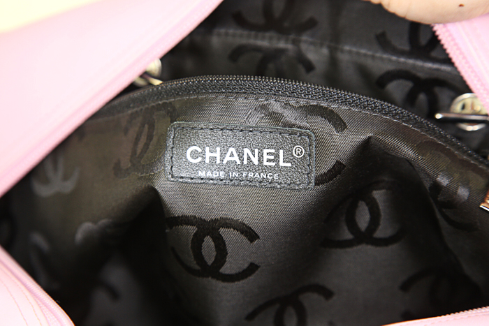 Sac à main Chanel Cambon en cuir matelassé rose - Detail D3