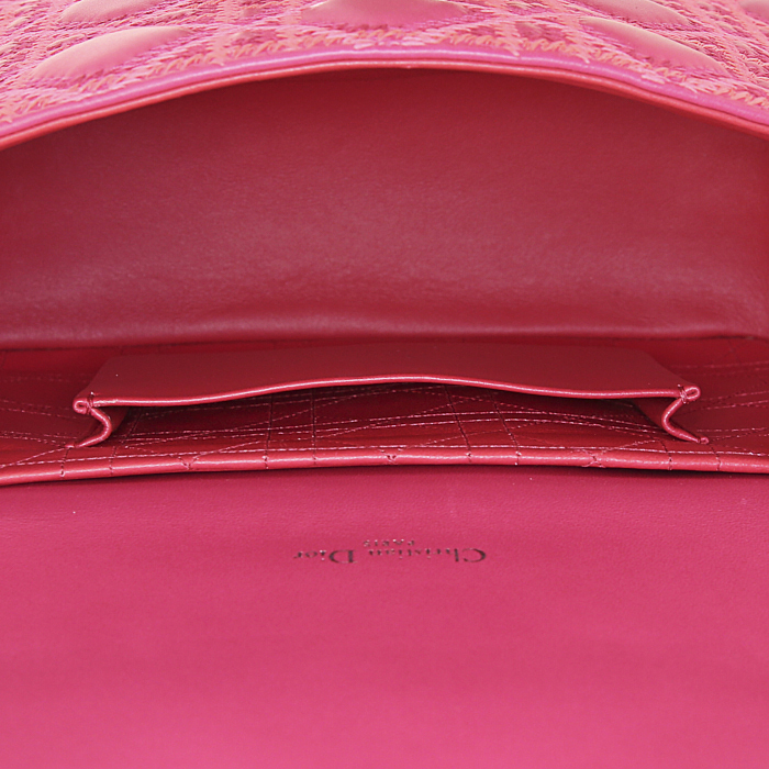 Bolso bandolera Dior Miss Dior en cuero rosa fucsia - Detail D3