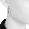 Paire de pendants d'oreilles Chanel Camelia en or blanc et diamants - Detail D1 thumbnail
