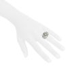 Anello bombato Chanel Baroque modello medio in oro bianco,  perle e diamanti - Detail D1 thumbnail