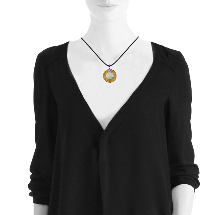 Bulgari Bulgari Bulgari pendant in white gold,  yellow gold and onyx and in mother of pearl - Detail D1