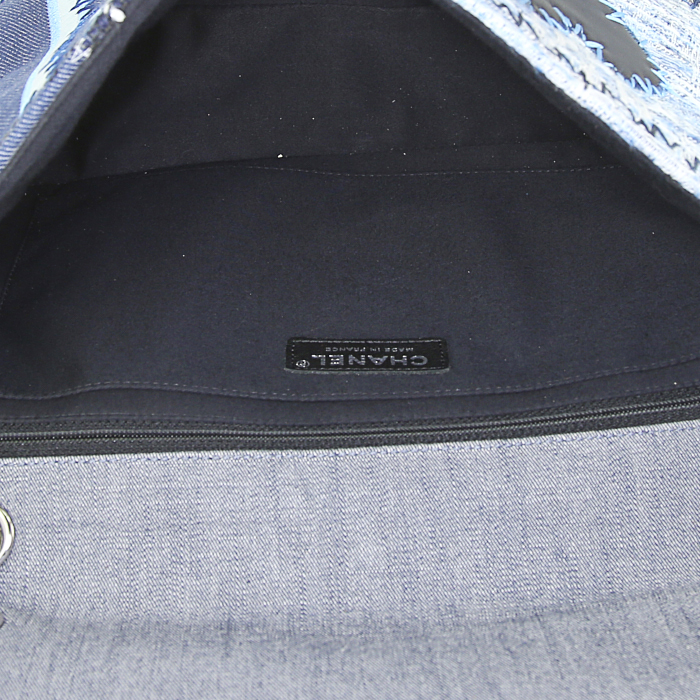 Bolso de mano Chanel Timeless jumbo en lona denim y charol azul - Detail D3