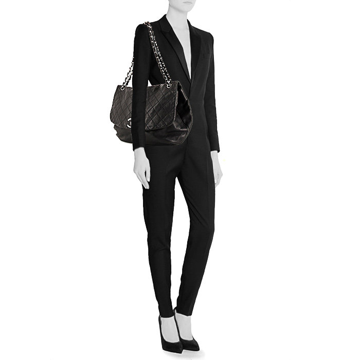 Chanel On The Road handbag in black leather - Detail D1