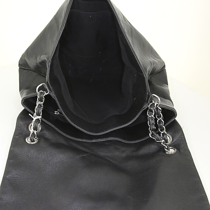 Chanel On The Road handbag in black leather - Detail D3